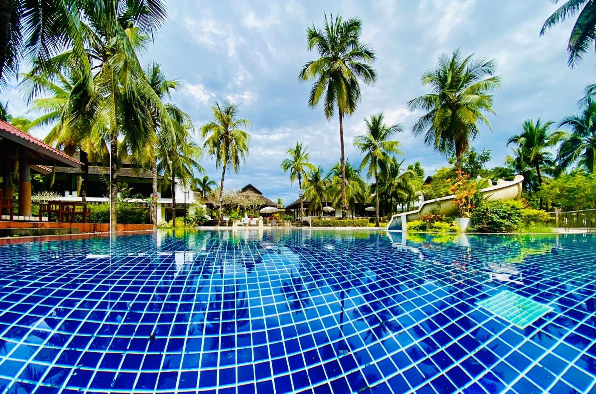 Palm Galleria Resort Khao Lak Exterior photo